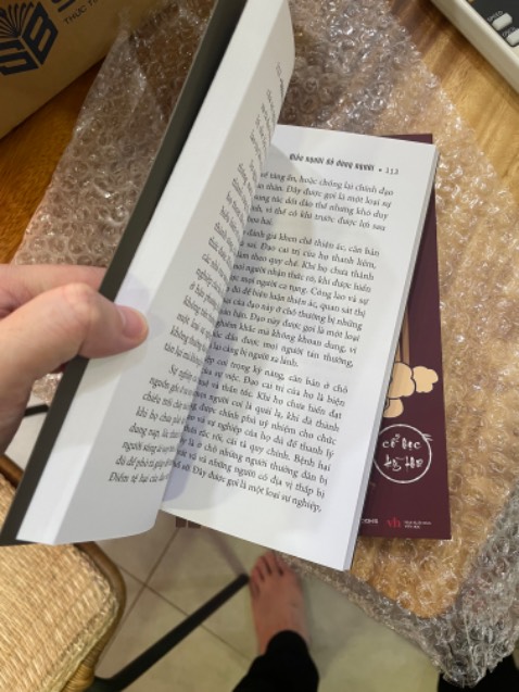 Quyển nâu đỏ với xanh lá chất giấy khá xấu, in cắt chưa chuẩn. 2 quyển còn lại thì chất ok hơn Quyển nâu đỏ với xanh lá chất giấy khá xấu, in cắt chưa chuẩn. 2 quyển còn lại thì chất ok hơn