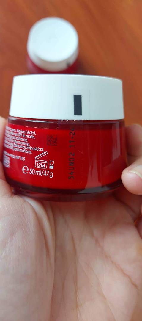 Mua 1 hủ của tiki xài ổn, 1 hủ  mua của Vichy official bị oxi hóa, khiếu nại Vichy official nhưng họ bảo chỉ được đáp ứng trong vòng 30 ngày, vậy săn sales làm gì cho rủi ro, mua 2 hủ xài 1 hủ, 1 hủ để mấy tháng sau mở ra bị hư ko xài được. Tẩy chay Vichy vì CS tệ