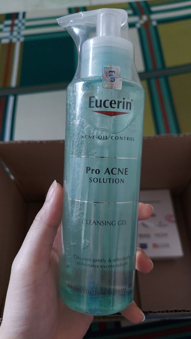 Giao hàng nhanh nhưng gói hàng chưa kĩ, không có bọc chống sốc nhưng không có hiện tượng móp méo hay đổ chảy. Mong shop lần sau cẩn thận hơn ạ.
Còn về chất lượng sản phẩm thì rất ổn rồi, hàng chính hãng, mình dùng loại này cũng đã lâu, rất hợp với da mình. Shop còn tặng thêm hộp khẩu trang nữa, thích lắm Giao hàng nhanh nhưng gói hàng chưa kĩ, không có bọc chống sốc nhưng không có hiện tượng móp méo hay đổ chảy. Mong shop lần sau cẩn thận hơn ạ.
Còn về chất lượng sản phẩm thì rất ổn rồi, hàng chính hãng, mình dùng loại này cũng đã lâu, rất hợp với da mình. Shop còn tặng thêm hộp khẩu trang nữa, thích lắm