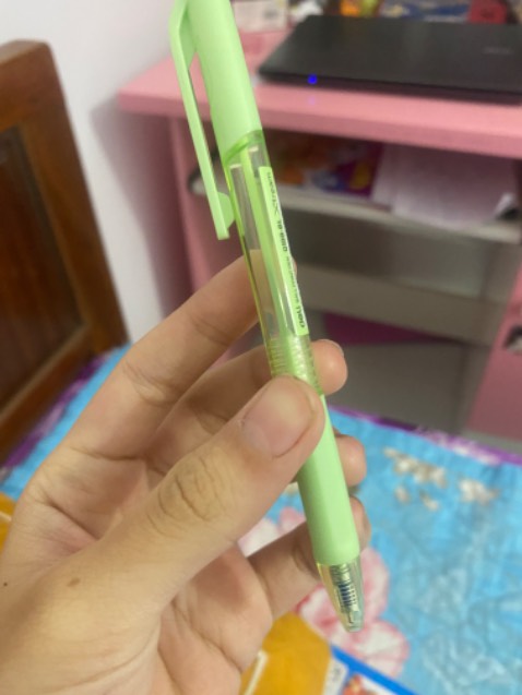 Bút viết đẹp nhưng mua 6 cái bút khác nhau mà giao 6 cái bút màu giống nhau? Nên thôi tạm đc🙂