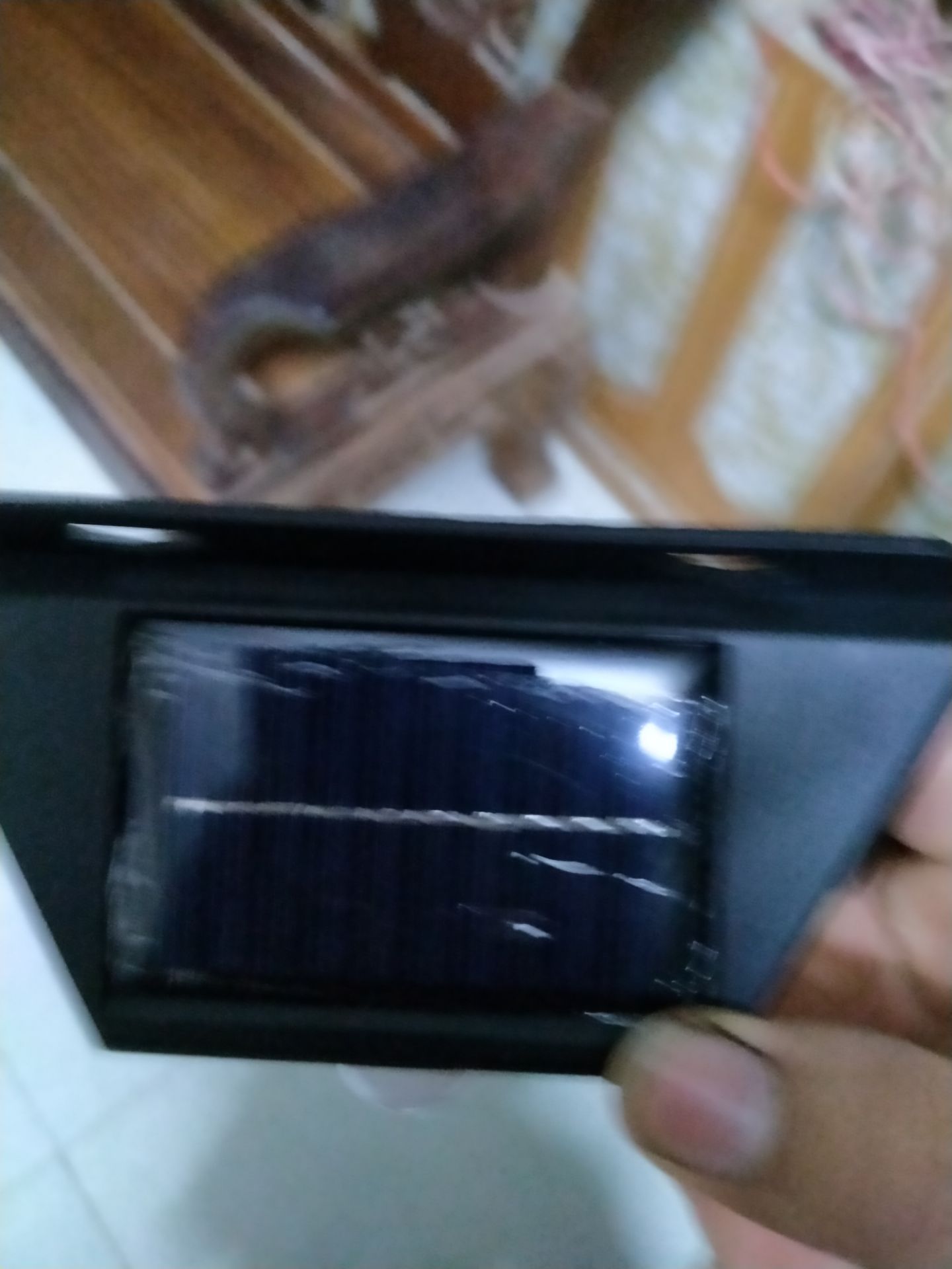 Nhận hàng hồi sáng đến tối mới *** đc đèn cũng khá là sáng để càng cao độ phủ càng lớn còn về độ bền với khả năng sạc điện từ ánh sáng Mặt Trời thì chưa rõ tóm lại rất tốt trong tầm giá Nhận hàng hồi sáng đến tối mới *** đc đèn cũng khá là sáng để càng cao độ phủ càng lớn còn về độ bền với khả năng sạc điện từ ánh sáng Mặt Trời thì chưa rõ tóm lại rất tốt trong tầm giá