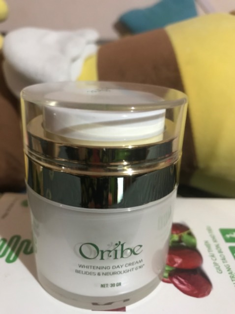 Vỏ hộp kem rất đẹp. Thích nhất chỗ bấm để lấy kem
Mình bôi thử một tí mà nhìn da sáng mịn như trang điểm vậy. Sịn xò quá 
Chắc sẽ nghiện em này mất thôi