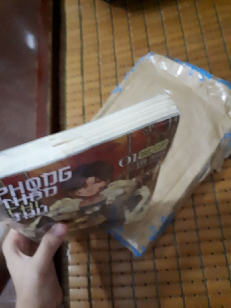 Khi mua hàng (mà chủ yếu là sách vở) của tiki, chưa lần nào mình gặp trường hợp này nên khi lấy hàng mình vẫn yên tâm mặc dù thấy cái hộp bị ẩm ướt nên hơi nát. Khi đó mình vẫn nghĩ là nhờ có bọc plastic (vì mình từng thấy ở nhà sách thì cuốn nào cũng bọc đầy đủ, đẹp lắm) thì dù sao sách cũng sẽ không sao vì hàng của tiki khi nào cũng uy tín.
Giờ lại bị như thế này, không biết là có trả hàng được không nữa, chuyển qua chuyển lại thì sợ là mất phí ship còn cao hơn giá sách bữa mình mua do có đợt sale T-T