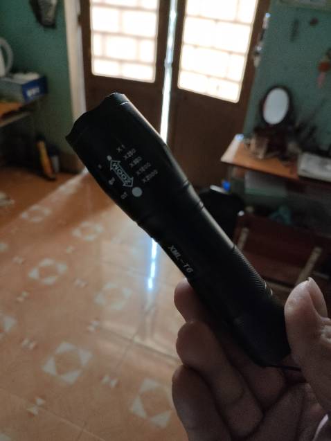 Đèn pin đẹp, sáng tốt, kích thước vừa phải, màu sắc đi