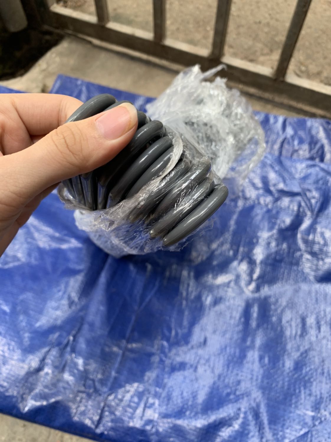 Sản phẩm to đẹp, chắc chắn, màu ghi xám rất lạ mắt mà lại sạch. Mình rất ưng ý.