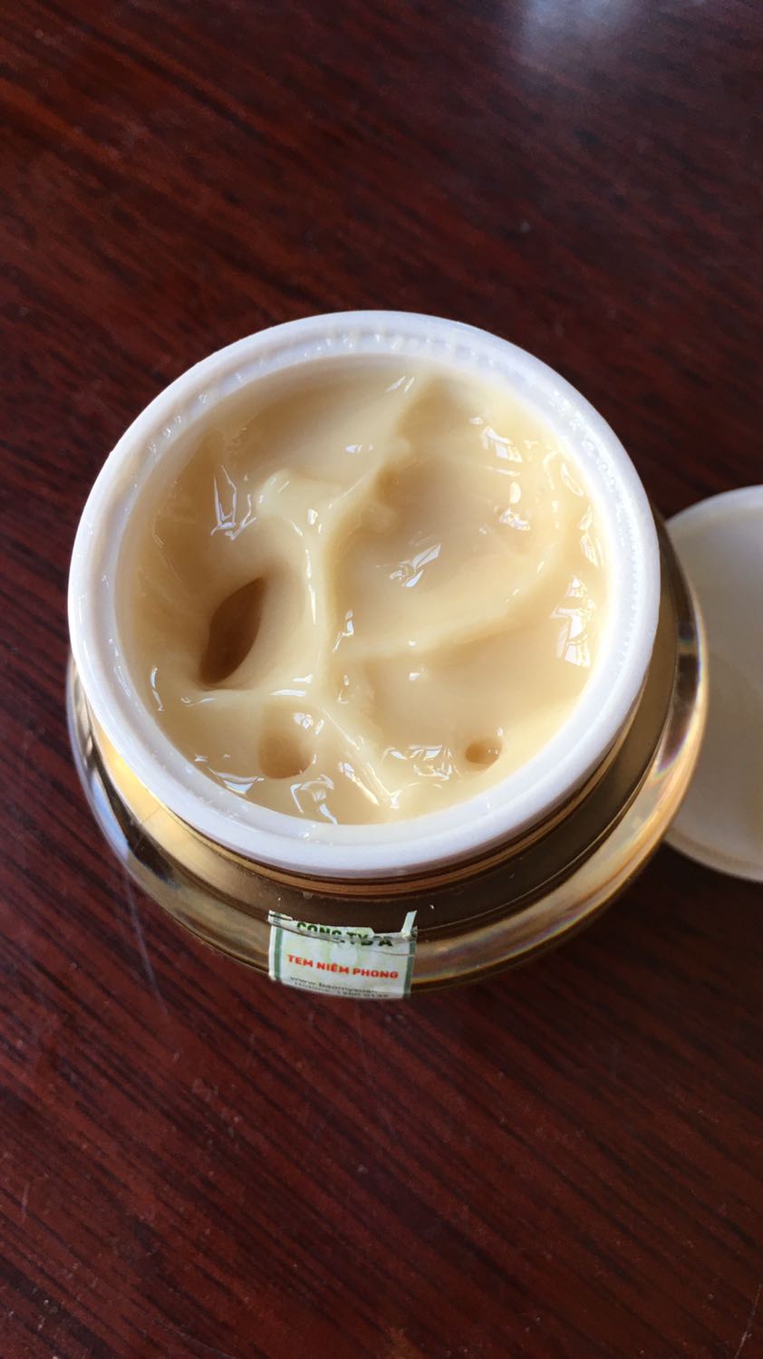 Một sp chất lượng, mùi thơm dễ chịu của các loại cây thuốc. Mình bôi đều đặn mỗi tối trc khi đi ngủ, chỉ sau 1 lọ m đã thấy da sáng mịn, lỗ chân lông nhỏ lại (trc lỗ chân lông m to lắm). Ai cũng hỏi sao da m dạo này đẹp thế, mà m giờ 47 tuổi nhg k ai nghĩ m lại trẻ so với tuổi vậy. Để sp đạt hiệu quả cao, qua kinh nghiệm của m, khi bôi kem các bạn chịu khó dùng các ngón tay vỗ nhẹ nhẹ lên mặt cho da thẩm thấu hết các dưỡng chất của kem nhé. M dùng cả bộ ngày và đêm luôn. Giá cả hợp lý cho 1 sp chất lượng như vậy. Sẽ tiếp tục ủng hộ sp và TiKi.