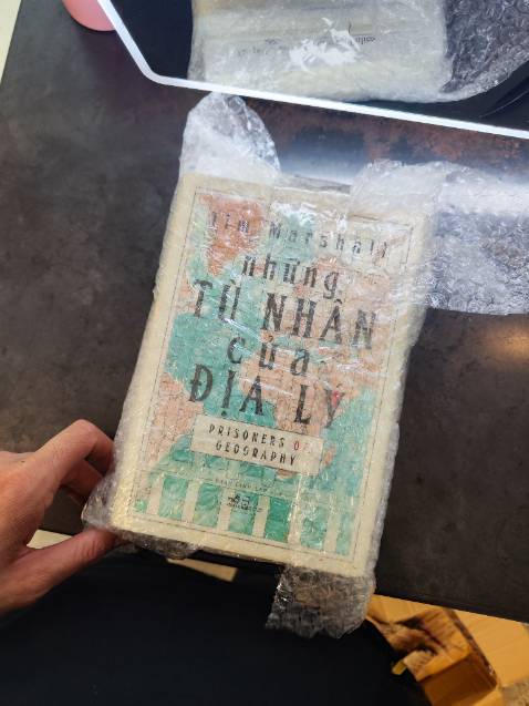 Giao nhanh, đóng gói tốt, sách còn nguyên seal những tưởng là được bọc bao kính bảo quản chứ mà k được