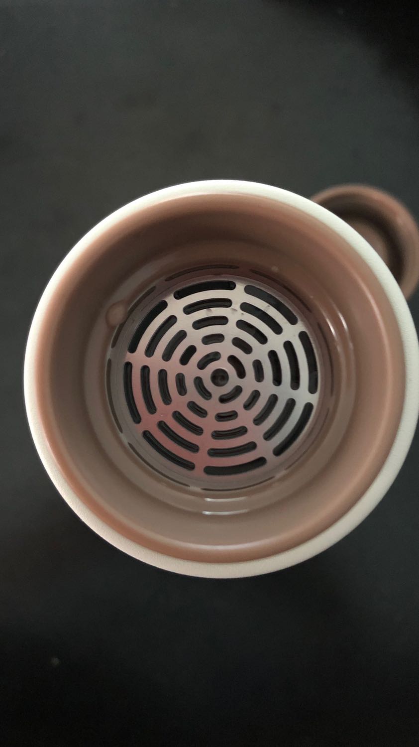 CỦA MÌNH MÀU TRẮNG NHÉ

Bên ngoài: rất đẹp, cầm nắm gọn, chắc tay, dễ lau chùi, tiện lợi, nắp nhựa cao su giả vân gỗ. Đế cao su chống trơn trượt, bám mặt phẳng, thêm điểm cộng

Bên trong: dung tích chứa 400ml, giữ nhiệt được tầm 12h (đầu nắp nhựa nó sẽ hơi ấm ). Còn giữ lạnh mình chưa thử qua ! Nắp lọc trà gọn, thêm công dụng nhỏ là điều chỉnh dòng chảy khi uống nhé

NÓI CHUNG LÀ ĐÁNG TỪNG XU NHÉ MN:)