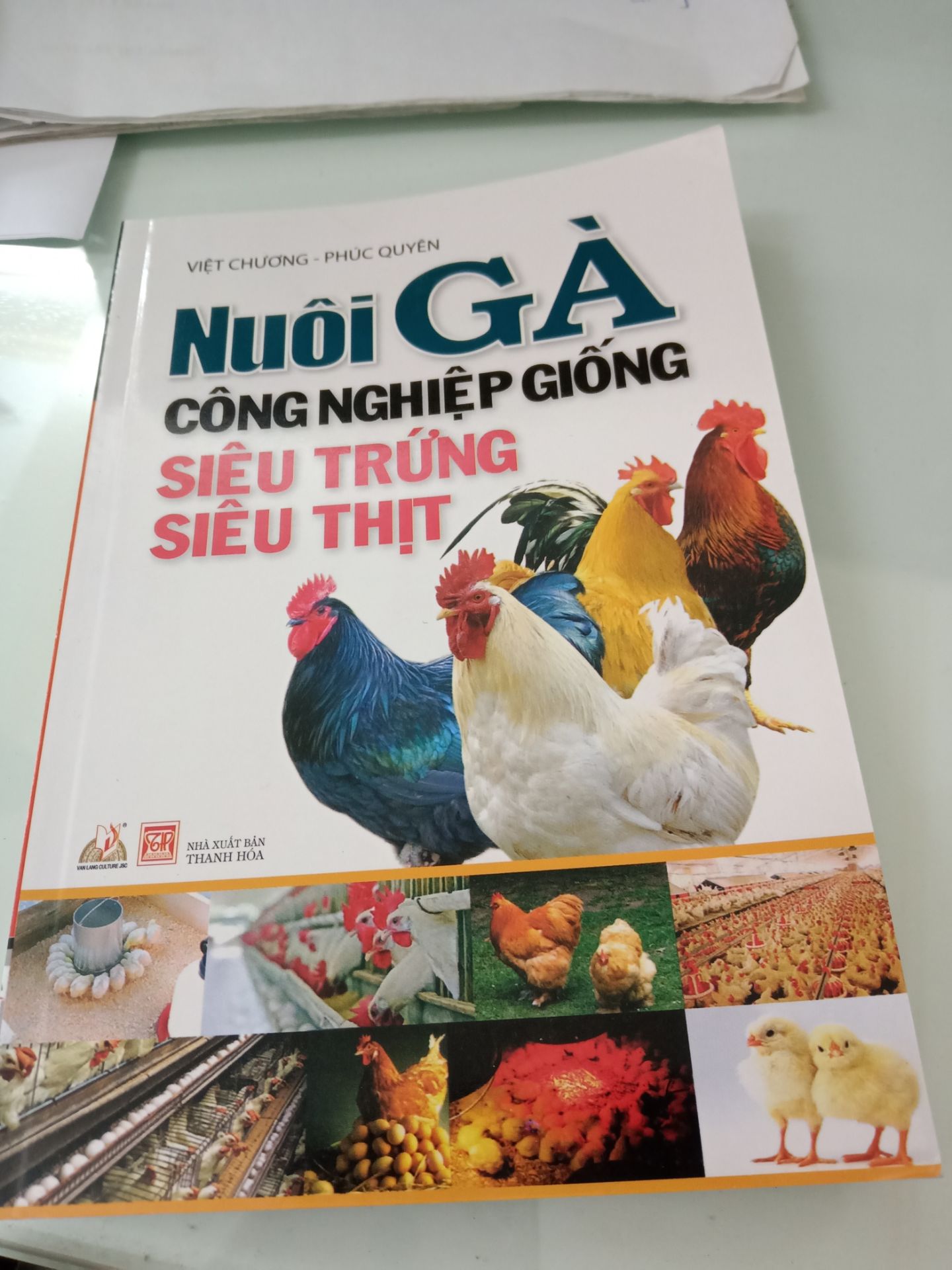 Sách có các nội dung khá toàn diện các kiến thức về thức ăn có cả một số công thức cho gà nhỏ, gà lớn khá chi tiết, dễ hiểu