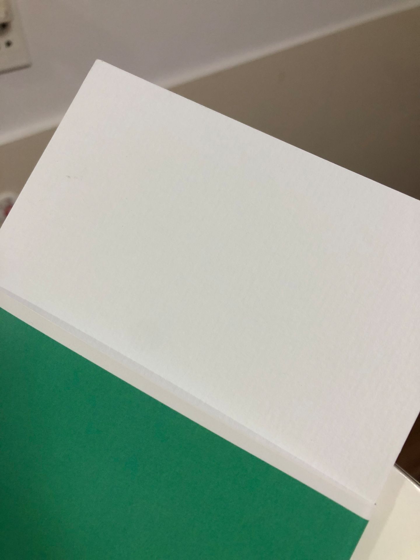 Giấy dày dặn, đẹp chất lượng, lại còn được tặng kèm theo sắp giấy có vân nữa. Cảm ơn shop nhiều ạ