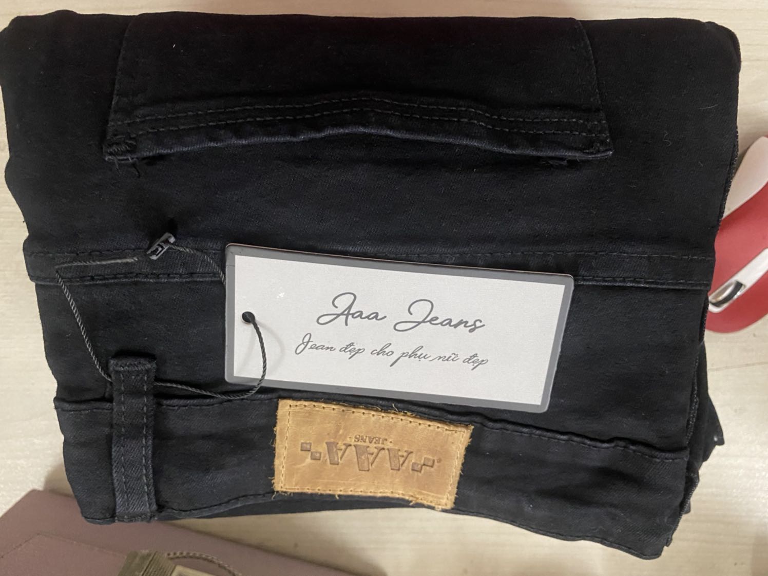 Vừa nhận gói hàng từ tiki, mở ra ưng ý quá nên phải lên viết đánh giá ngay cho tiki đây. Tiki giao hàng khá nhanh mà chất lượng sản phẩm thì quá tuyệt vời. Lúc nhìn lại giá mình còn giật cả mình. Quần này màu đen sì không bóng, mặc lên người gọn gàng lắm mọi người ạ. Đường may cực kỳ cẩn thận, mấy cái nút đóng cũng chắc chắn. Khoá kéo thì trơn chu, dễ kéo mà không bị tụt.  Mình sẽ mua thêm màu xanh đen của hãng này nữa!!!!! Hu vọng tiki có thêm nhiều hàng chất lượng thế này!