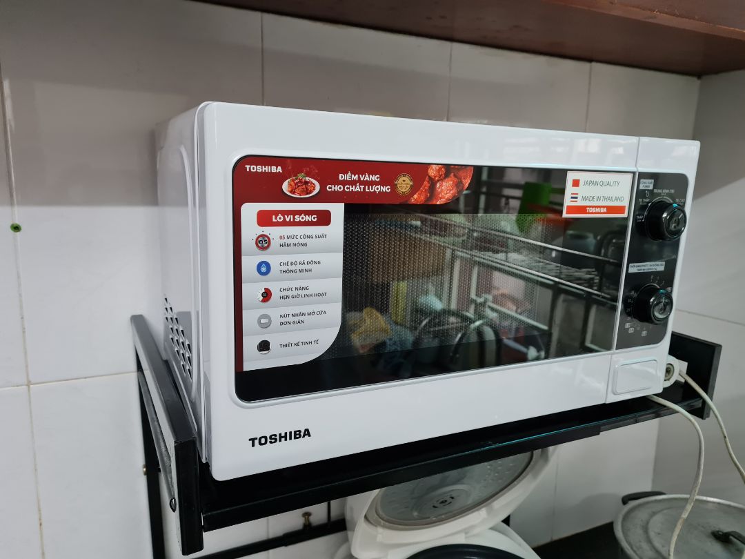 lò đẹp lắm, thiết kế hài hòa sang trọng, mình thích màu trắng mà trắng này là trắng ngọc trai nên thấy đẹp ưng ý lắm. điểm trừ đối với mình là bên trong màu xám chứ ko trắng luôn cho dễ nhìn lau dọn. các nút bảng điều khiển ghi bằng tiếng việt mà sao tem giấy dán trên lò ghi made in thailan. vẫn hy vọng shop nói đúng là hàng thái. bây giờ lò hoạt động bình thường còn chất lượng thì 2-3 năm nữa mới nói đc.