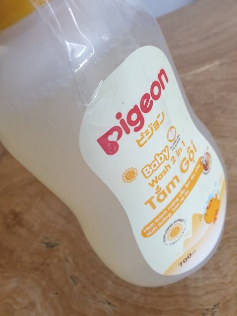 Shop giao hàng nhanh, sản phẩm đóng gói rất cẩn thận và chắc chắn, tuy là bao bì có hơi dơ một tí. Sản phẩm mình sử dụng cả cho trẻ em và thiếu niên thì luôn tốt nhé, những bạn nào có làn da quá nhạy cảm, dễ kích ứng thì nên sử dụng em này. Không gây rụng tóc, xơ rối, tổn thương da đầu và thơm lắm!