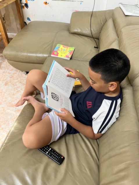 Sách của crabbit trước giờ nội dung đều rất ok rồi, bìa và tranh minh hoạ đều siêu đẹp. Vừa nhận sách mang về là cu nhà mình tò mò cầm đọc luôn, hấp dẫn ko chịu buông sách.
Chỉ cho 4 sao vì cuốn Elmer và chú rồng bị trầy cuối góc bìa, dù cuốn đó còn nguyên seal🥲🥲🥲