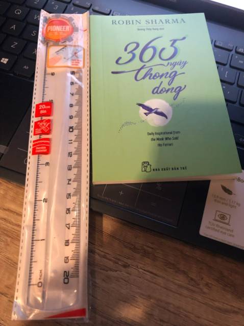 Sách được giao mới toanh, thơm phức. 
Hình thức: bìa đẹp, giấy dày, màu vàng nhạt dễ đọc. Được kèm quyển sổ nhỏ ghi note cưng ơi là cưng.
Nội dung: Kiểu quyển nhật ký dễ thương, giúp nâng tinh thần cho mỗi ngày thức dậy. không thì chơi bói ngày cũng vui (mỗi ngày mở đại 1 trang và làm theo)
Sách hay mà còn giảm 70% nên cực kỳ hài lòng