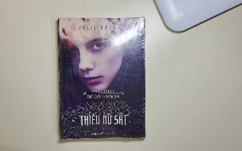 Chưa đọc nên không rõ cốt truyện như nào, nhưng xem review thì khá là đáng mong chờ.
Do truyện cũng cũ rồi nên hàng giao về không được mới nguyên lắm, nhưng vẫn rất tốt