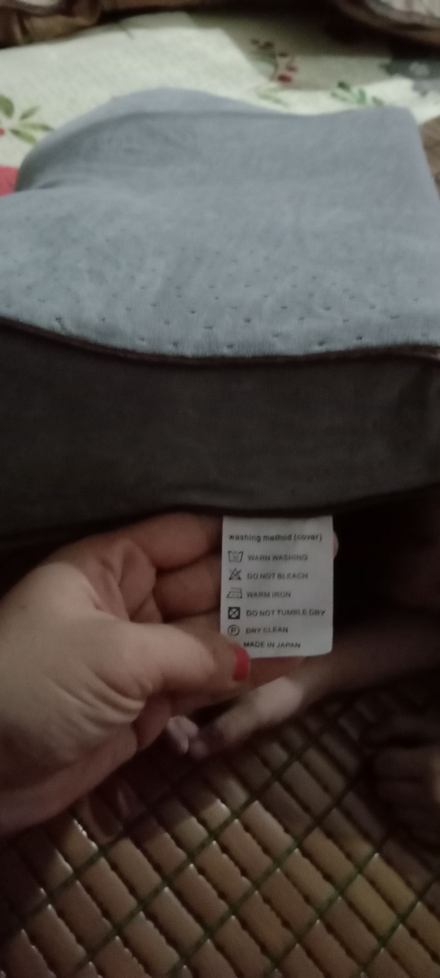 ship đúng time dù đang dịch. sp đúng như QC lần đầu dùg nên chưa biết đc kqua ntn. nh đc cái êm k bị xê dịch nh có đôi chút ý kiến. về sp là mùa hè mà gối bằg vỏ nhung xẽ bị bí nóg. nên mỗi sp cho thêm vỏ mùa hè để thay xẽ hợp lý hơn.