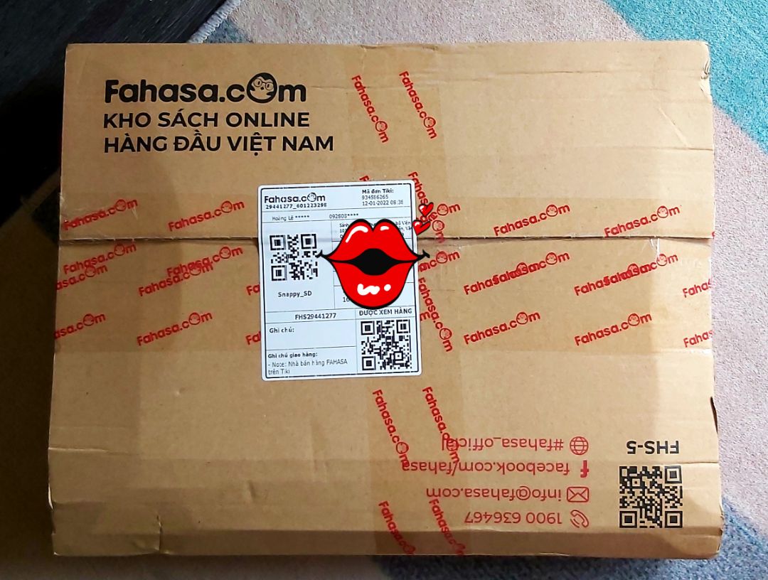 "Thế kỷ XXI đã được ca ngợi là kỷ nguyên của kết nối mạng lưới, hiểu theo nghĩa công nghệ lẫn xã hội. Tuy nhiên, trong Quảng trường và tòa tháp, Niall Ferguson lập luận rằng các mạng lưới đã và luôn luôn đồng hành cùng chúng ta từ rất lâu đời cho đến tận thời nay, từ hình thái cấu trúc của bộ não đến chuỗi thức ăn, từ phả hệ gia đình đến khối cộng đồng tự do... Vì thế, cuốn sách này ra đời với tư cách một kháo sát về lịch sử tồn tại và hoạt động của các hệ thống mạng lưới trong xā hội con người, về căng thẳng giữa các mạng lưới phân tán và các trật tư thứ bậc vốn lâu đời như chính loài người và tồn tại bất chấp tình trạng công nghệ (mặc dù công nghệ có thể ảnh hưởng đến việc bên nào chiếm ưu thế), cũng như sự trở mình để vươn lên nắm lấy quyền lực tối cao trong một xã hội của những mạng lưới này, để từ đó có thể tác động làm biến chuyển và cải tạo các công đồng từ phạm vi cục bộ đến toàn cầu. Nhiều người ngày nay mắc sai làm khi nghĩ rằng Internet đã thay đôi bản chất thế giới. Tuy nhiên, theo một phán quyết đa số gần đây của Tòa án Tối cao Mỹ đã ghi nhận, Internet chi là "quảng trường công cộng hiện dại". Kỳ thực, công nghệ đến và đi. Thế giới vẫn là một thế giới của quảng trường và tòa tháp."
Nội dung và hình thức sách đẹp, dịch vụ tốt và nhiều ưu đãi. Mình mua được giá ui thương (164k). Sách được bọc cẩn thận và giao sớm 2 ngày. Like & Thanks!