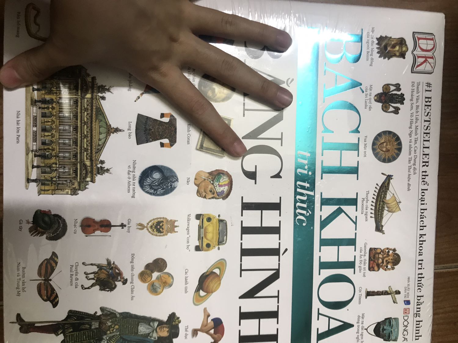 Sách đẹp lắm, in màu đẹp và rõ, trang giấy dày, FAHASA ship nhanh và lót kỹ, sách còn nguyên bọc nilon bên ngoài. Cuốn sách cực to luôn ấy. Nội dung cực hay nhé, ảnh sinh động, nội dung cơ bản và súc tích, đa dạng từ địa, sinh, hoá, lý, sử, văn hoá, thường thức, công nghệ, thiên văn, y học, thể thao, nhạc, vận tải, kỹ thuật. Mình tham khảo qua mấy quyển thì thấy quyển này trình bày rất cuốn, nhiều nội dung hay và đa dạng khó tìm đc cuốn nào bên ngoài (ví dụ như địa lý và các đặc điểm về khu vực đó: con người, động vật, lịch sử...)
Các sách của DH rất là chất lượng nhé.