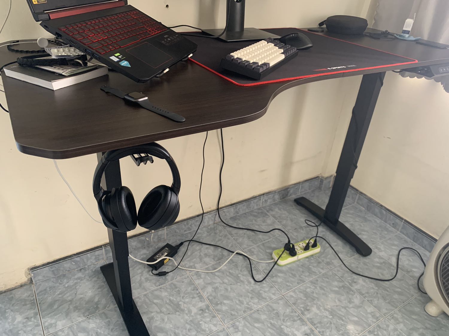 Bàn chất lượng tốt với 2 vị trí nhớ cao và thấp, thuận tiện cho đứng và ngồi. Khâu lắp đặt hơi phê một chút. Tóm lại đáng giá tiền bỏ ra! Bàn chất lượng tốt với 2 vị trí nhớ cao và thấp, thuận tiện cho đứng và ngồi. Khâu lắp đặt hơi phê một chút. Tóm lại đáng giá tiền bỏ ra!