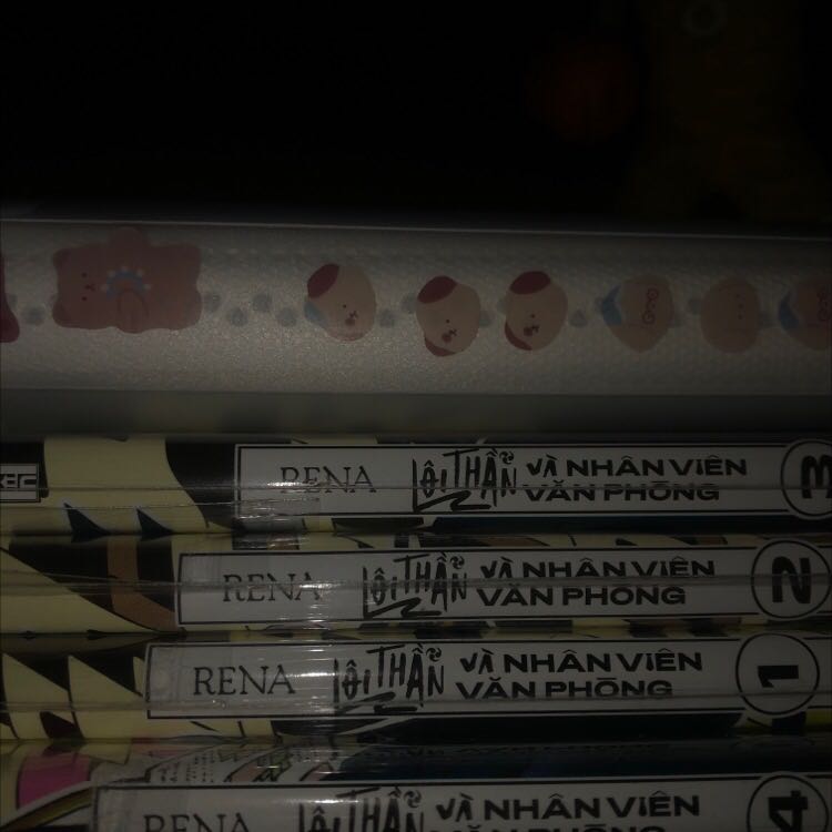 Đẹp, giao hàng nhanh, truyện hay, nhưng gói hàng cẩu thả