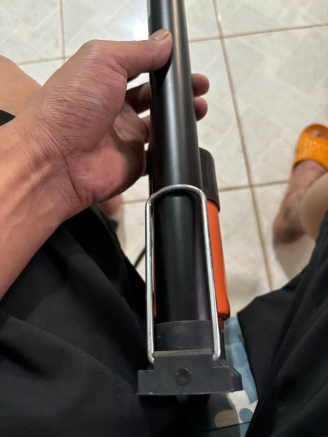 đang bơm lên 100psi nó nổ bùm cái kiểm tra có cái lỗ như trong hình,giờ bịt dô bơm được tý lại nổ!không biết tiki có hỗ trợ gì không?