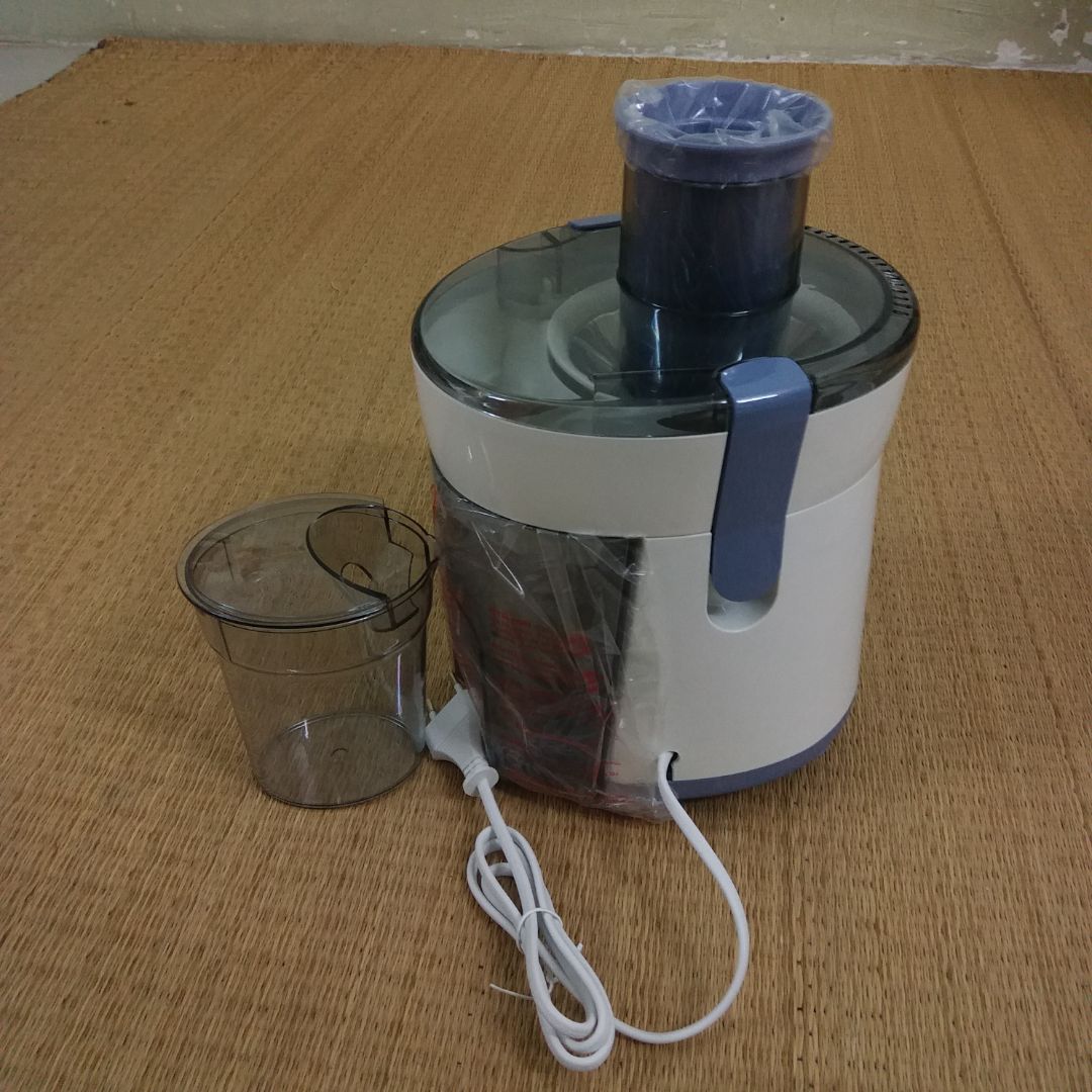 Tiki giao hàng nhanh, đóng gói cẩn thận. mua lúc sale giá khá rẻ. hàng của tiki trading nên yên tâm. Máy chạy hơi ồn, ép chưa hết nước, để chạy nấc cao, trái cây bị văng ra khá nhiều.
Nhìn chung là được trong tầm giá. mình mua hôm 7/7 nên được giá ngon. thanks Tiki.