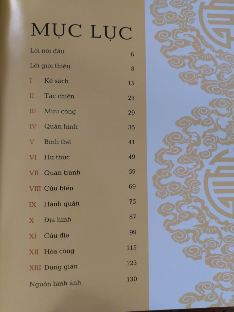 Sách bìa cứng, có kèm bìa rời, khổ giấy lớn, in màu toàn bộ rất đẹp.

Cả Đông A lẫn Nhã Nam đều tái bản Tôn Tử binh pháp do cụ Trúc Khê Ngô Văn Triện dịch. Theo tôi, đây là bản dịch hay nhất. Về mặt ngữ âm, bản dịch đạt đến độ tương đương ngữ âm gần như tuyệt đối. Thay vì dịch dông dài, diễn ý lằng nhằng, cụ Trúc Khê dịch đỉnh đến mức số âm trong bản dịch bằng đúng số tiếng trong bản nguồn.
Ví dụ: Tôn Tử viết: Binh giả, quốc chi đại sự, tử sinh chi địa, tồn vong chi đạo, bất khả bất sát dã. Tôn Tử nói: Binh là việc lớn của nước, cái đất chết sống, cái đạo mất còn, không thể không xét tỏ.
Về măt ngữ nghĩa và ngữ dụng thì khỏi bàn, cái cô đọng của bản gốc được trình bày sang bản dịch một cách vô cùng tài tình. Ngoài ra, cụ Trúc Khê thay vì ví dụ bằng các trận đánh cụ thể như mấy bản Tôn tử khác, cụ lại dẫn những lời chú của 10 nhà binh pháp đời sau, trong đó có Ngụy Vũ đế Tào Mạnh Đức.