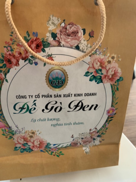 Đóng gói tận tâm, cẩn thận, bao bì đẹp, sang trọng nhưng chắc hơii tốn kinh phí. Nhận hàng nguyên vẹn. Chất lượng ban đầu thấy tốt (đang tiếp tục kiểm chứng ngâm thuốc 3 tháng). Mong giảm phí bao bì để tăng số lượng lít). Giao hàng hơi lệch nhau dù cùng một loại SP. Độ cồn - nhất là rượu ngâm Đinh lăng - thích hợp, uống êm nhẹ mượt.