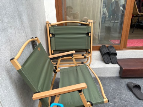 (*) Đánh giá không tính điểm
Mình mua 4 ghế màu vàng mà lại giao 4 ghế màu xanh bộ đội