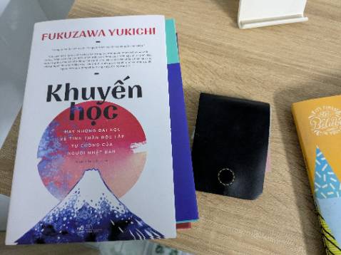 Mình rất khuyến khích mọi người nên đọc qua quyển này nha .
Đơn giản nó chỉ là bài học nhưng đã lay động nhận thức của mình .
Mặc dù được ra đời từ hơn 1 thế kỷ trước nhưng những giá trị của nó vẫn còn nguyên cho đến thời điểm hiện tại .
Là minh chứng cho một tầm nhìn lớn của ông Yukichi.