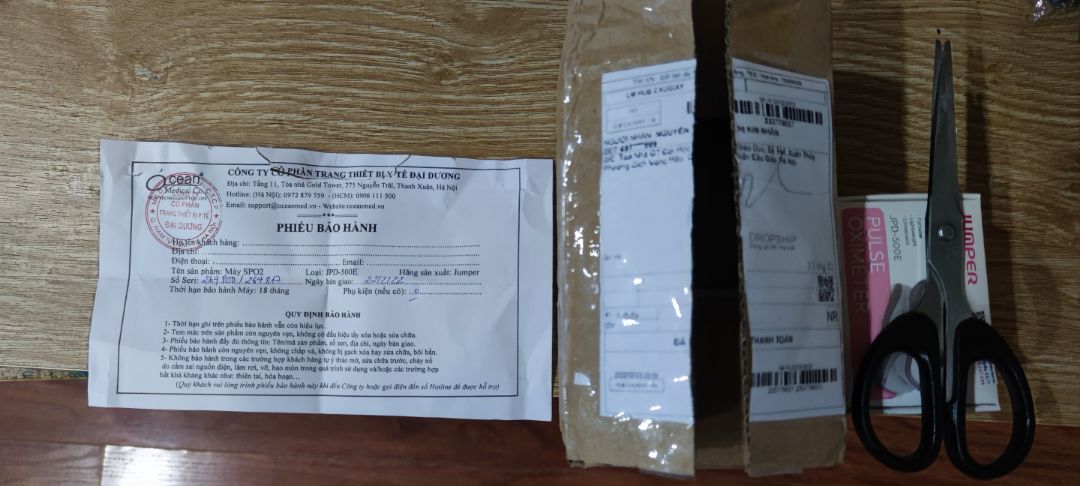 Hàng tốt, vận chuyện đúng hẹn. Lúc cắt băng dính kéo mình cắt phải giấy bảo hành để phía trong hộp như hình vẽ. Như vậy không ảnh hưởng gì chứ đến bảo hành shop? Mình sẽ dán băng dính lại.