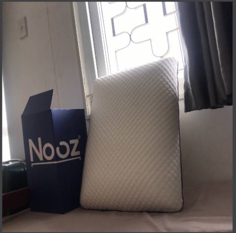 Gối êm, vỏ gối sờ rất sướng. Mình ban đầu mở hộp thấy cao sợ mỏi cổ nhưng gối nâng đỡ rất tốt, mềm nhưng ko lún sâu. Ngủ một đêm dài thấy khỏe hơn hẳn. Giao hành cũng rất nhanh, ko cần đặt tikinow mà qua 1 ngày đã nhận :)))  Theo mình đánh giá thì chất lượng so với tầm giá nhé!! Sẽ tiếp tục ủng hộ