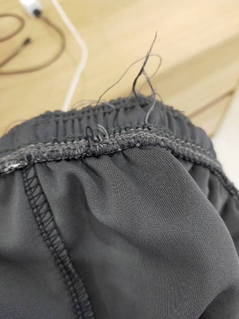 Hơi dày nhưng rất thoáng mát & thấm mồ hôi tốt. Có tí chỉ thừa nhưng ko phải vấn đề , lấy kéo cắt đi là xong Hơi dày nhưng rất thoáng mát & thấm mồ hôi tốt. Có tí chỉ thừa nhưng ko phải vấn đề , lấy kéo cắt đi là xong