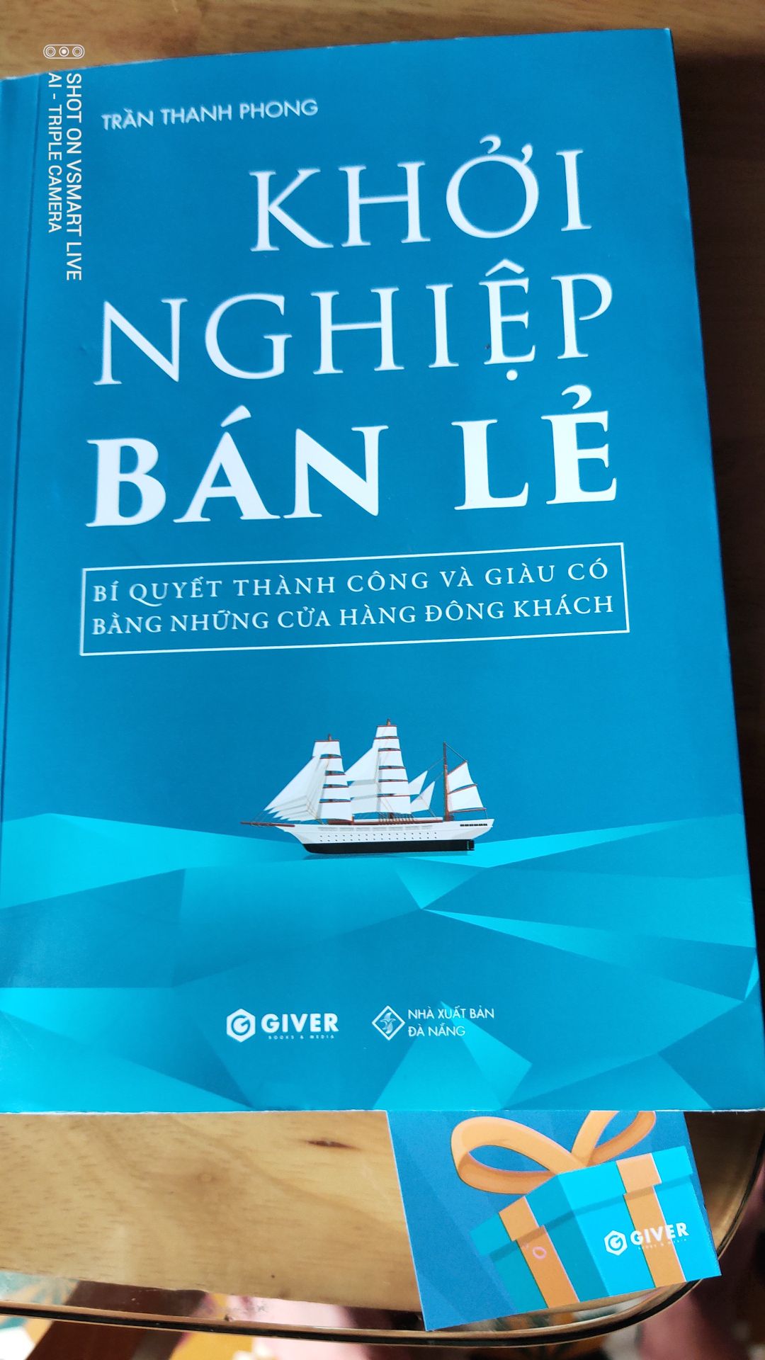 Sách giúp bạn đọc có cái nhìn rõ hơn về cơ hội khởi nghiệp trong ngành bán lẻ, nếu bạn muốn dấn thân vào lĩnh vực này thì tôi nghĩ đây là cuốn sách nhất định nên đọc. Quan trọng là, những khía cạnh kinh doanh  mà tác giả nói lên trong cuốn sách này không phải là những lý thuyết kinh tế khô khan mà là rất thực chiến và thực tế để bạn đọc có thể tham khảo áp dụng ngay vào công việc kinh doanh của mình. Tôi tin bạn đọc có thể tránh phải trả giá đắt cho những sai lầm trong kinh doanh bán lẻ hay rộng hơn là trong khởi nhiệp làm giàu thông qua những lời khuyên và nhắn nhủ chân thành của tác giả Trần Thanh Phong trong sách.