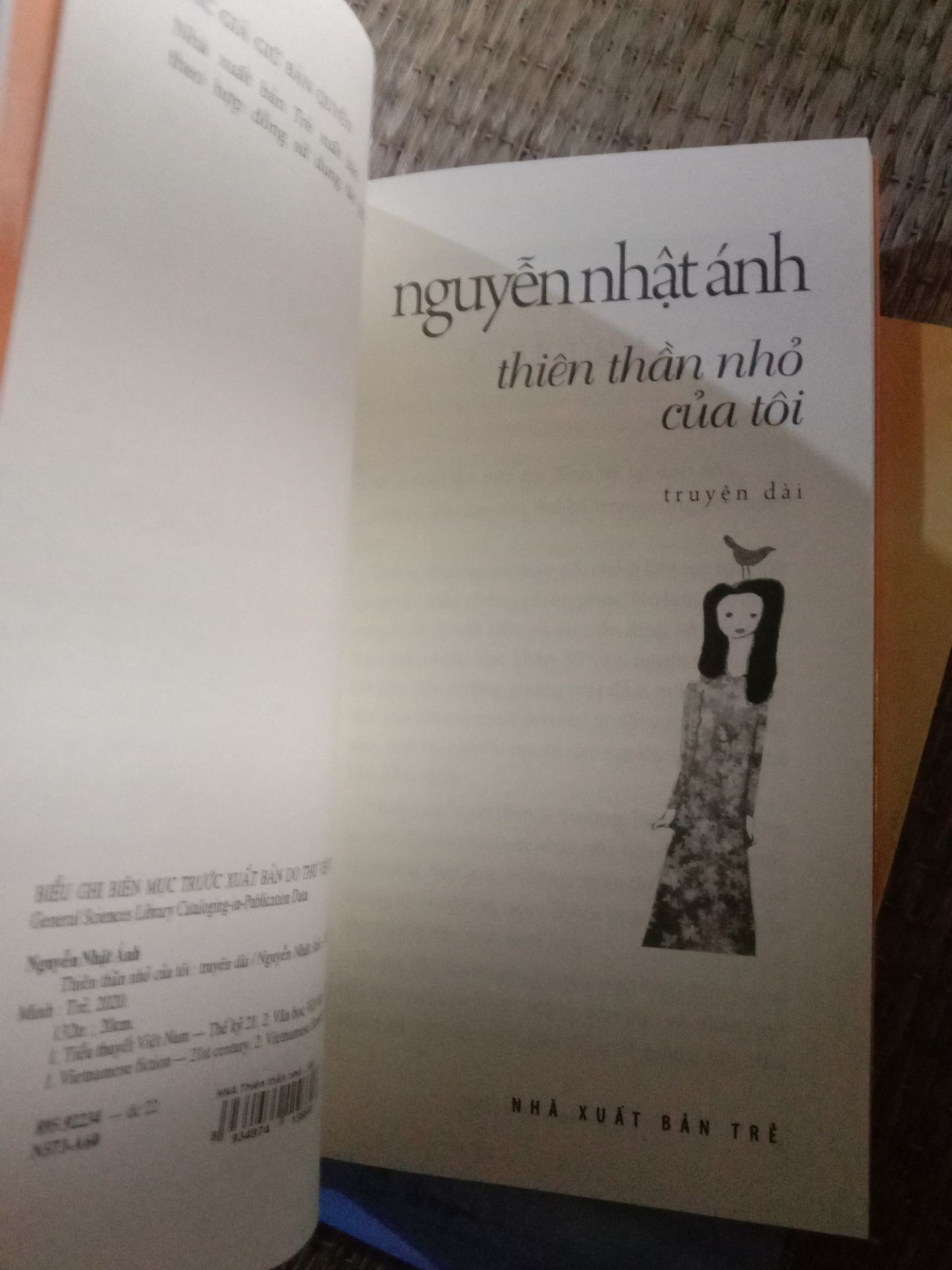 Đúg mặt hàg, quyển new, kô bị lỗi gì. Đóg gói đẹp tuy kô có bookcare bảo vệ nhưng okila. Shipper trả hàg đúg hẹn! 8/10