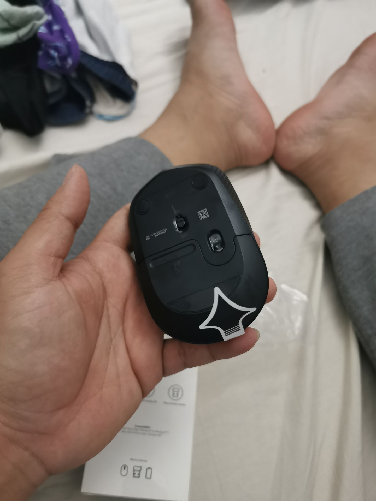 Khá bất ngờ vì con chuột mua sale 136k mà có tặng kèm pin nhìn cái biết chính hãng logitech. Từ ngày mua mấy con chuột logitech dùng nghiện rồi ko muốn đổi sang hãng khác 😄😄😄