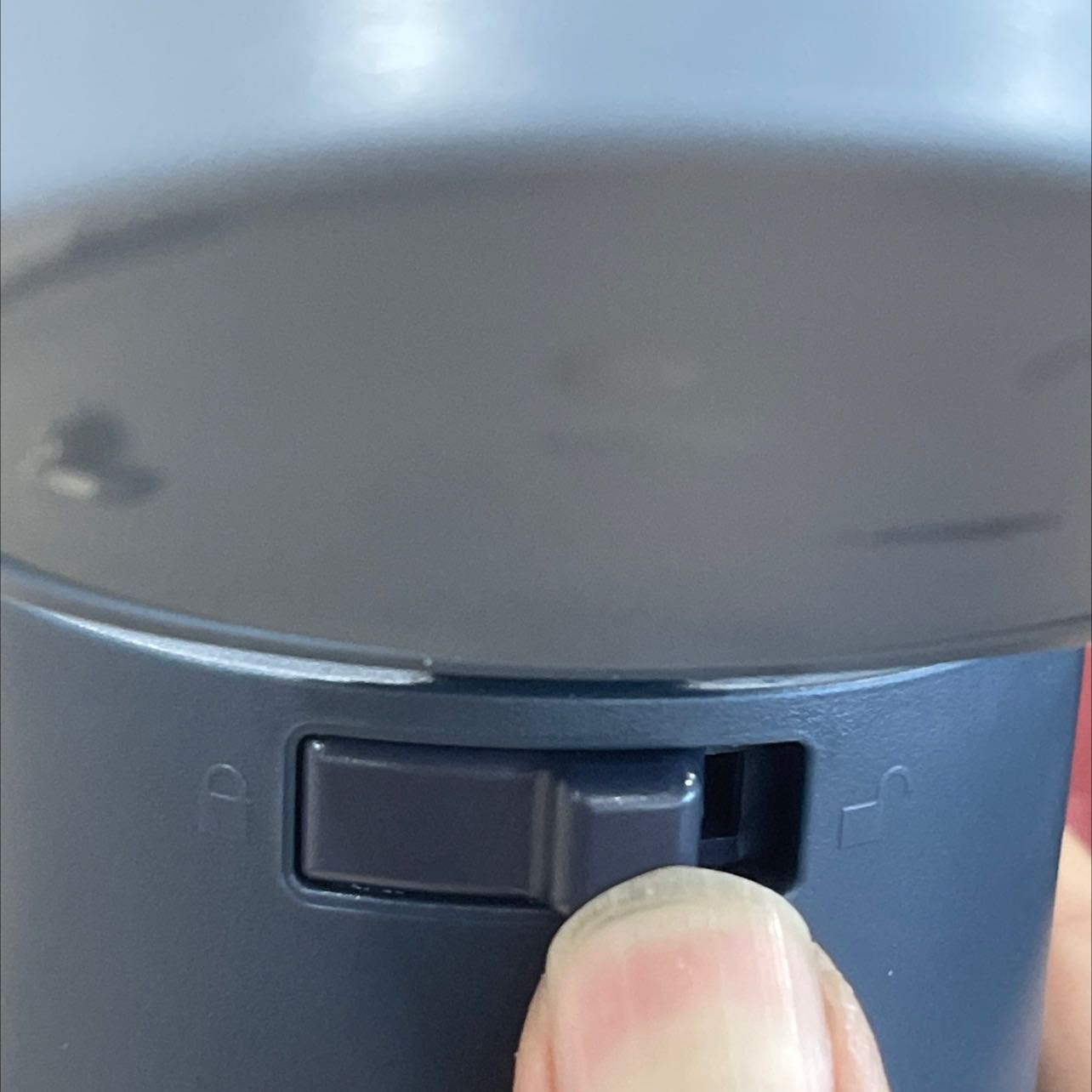 Nắp bị lỗi, cài khoá nút vẫn bấm bật nắp được, không có tác dụng khoá