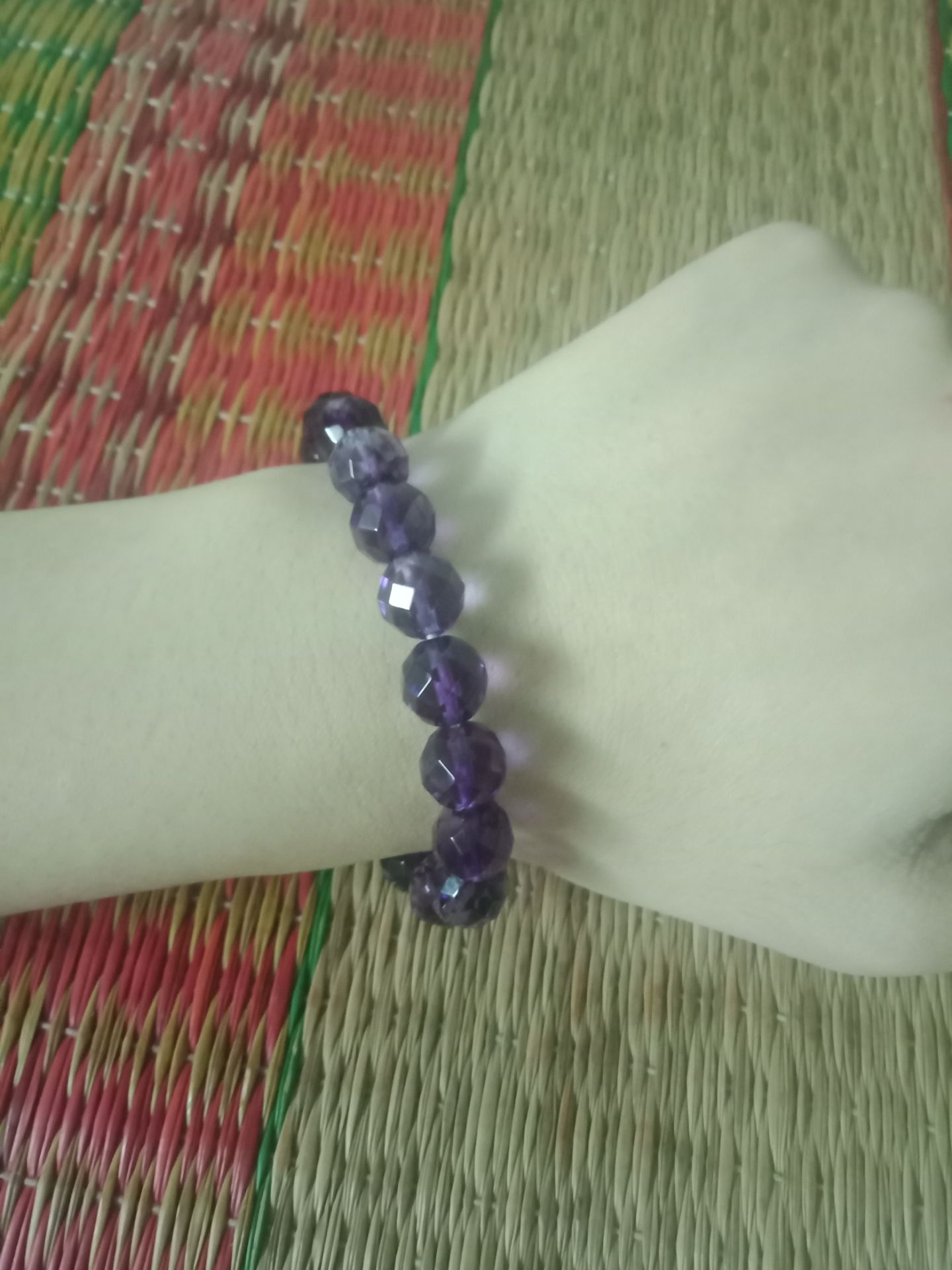 Vòng tay này đẹp nha. màu sáng đeo vừa tay mình