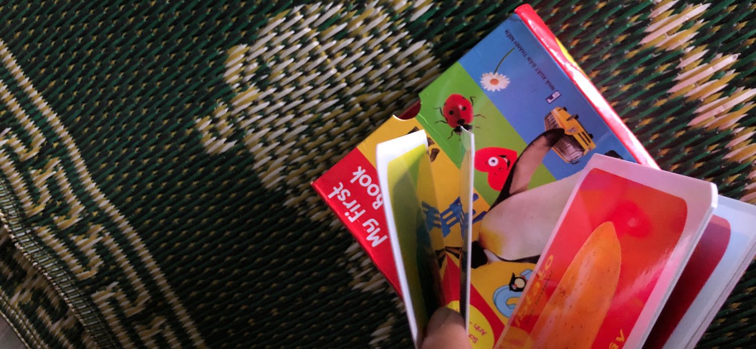 Thấy quảng cáo có file nghe, cuối cùng shop báo không có, sách mỏng hơn rất nhiều so với ngoài cửa hàng bán,trẻ con bé quá sờ sẽ bị sứt mặt. Đừng ham mua rồi tiếc tiền nha các mẹ.