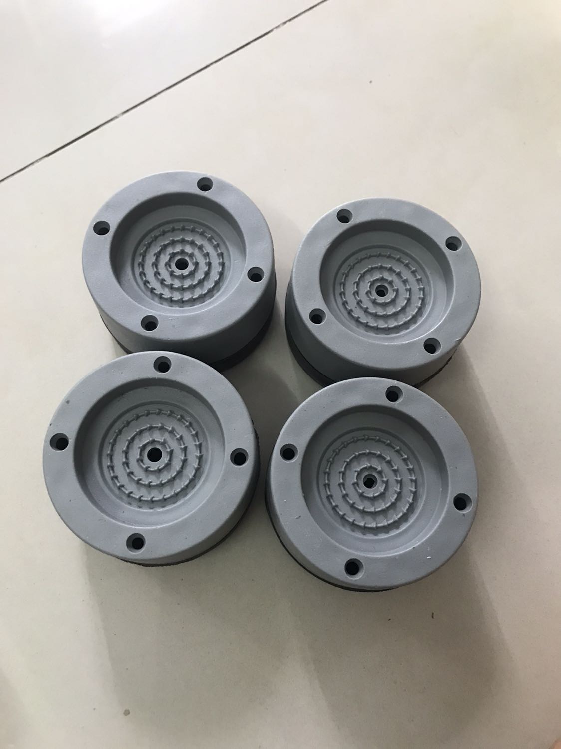 Nhìn hơi cũ. Nhưng vẫn ủng hộ hàng Việt. Mong là những sp giao cho các bạn khác sẽ không bị cũ như thế này.