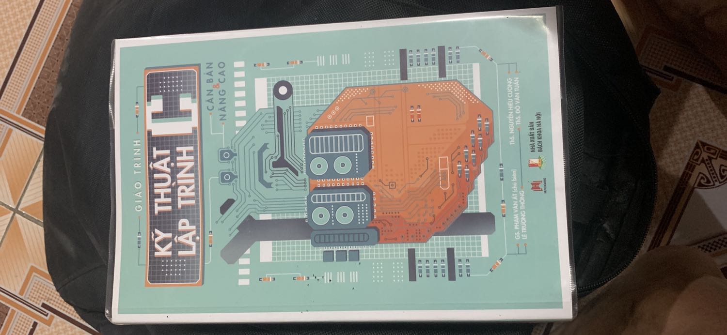 Sách xuất bản năm 2020 nhưng còn nhiều nội dung chưa cập nhật. Như hàm gets() trong các trình biên dịch mới đã không còn nữa. Nhiều cho định dạng văn bản bị lỗi, nhất là trong các bảng. Phần con trỏ giải thích dễ hiểu!