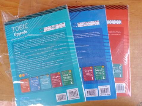 Đóng gói kỹ, giao nhanh, sách mới, in rõ ràng đẹp, có điểm nhấn, giải thích dễ hiểu, liệt kê từ phổ biến, có đáp án, kèm mã và CD để nghe, và khung trắc nghiệm