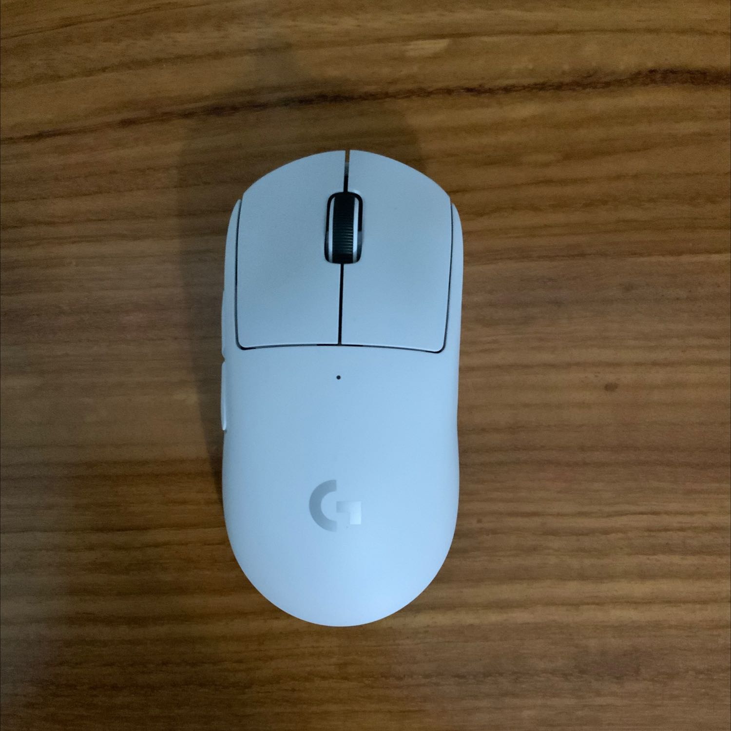 Chuột nhanh và rất nhẹ. Cảm giác cằm nắm và cuộn chuột rất phê. Đây là con chuột nên mua.