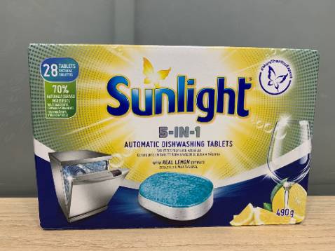 1. Rửa không sạch, vết bẩn bám 1 xíu là thua
2. Mùi cực kỳ khó chịu, mua sunlight vì nghĩ mùi giống nước rửa chén sunlight nhưng không nhé mọi người, sặc mùi hôi hóa chất, rửa bằng máy xong phải tráng lại nước cho bay mùi
3. Làm combo 3 hộp giờ ko biết làm sao để dùng cho hết, bỏ thì tiếc

1 Sản phẩm đáng thất vọng của U.
