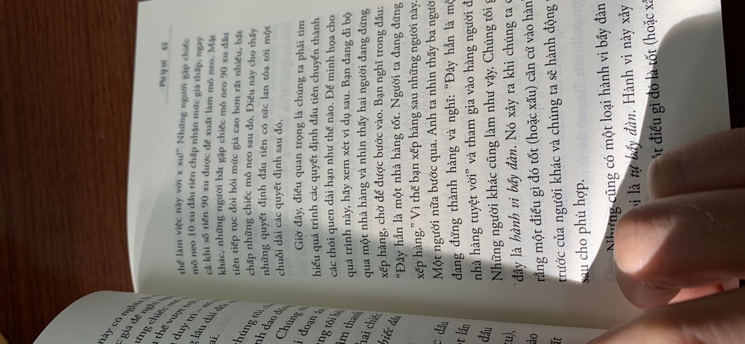 Sách đẹp, chữ rõ ràng. Do dịch nên sách đến hơi trễ, mình rất mong đọc được sách này. Mà sao không có bút tặng kèm?