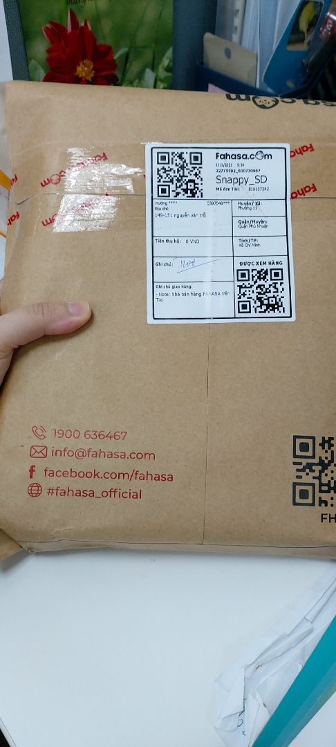 Rất thích cách đóng gói của fahasha có miếnv mút xốp gói lại để không hư góc sách. tiki nên cải thiện như cách đóng gói của fahasha chat luong khi vận chuyển sách sẽ tot hon hạn chế hư gáy sách hoặc dơ sách. cách gói sách của tiki lun nhét 1 đóng giấy phía trên sách làm vậy tách dụng đc gì?