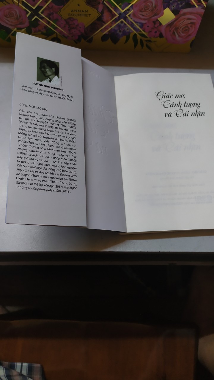 Khó đọc, một quyển sách nhỏ, giống như một tài liệu mang tính chất tham khảo.
