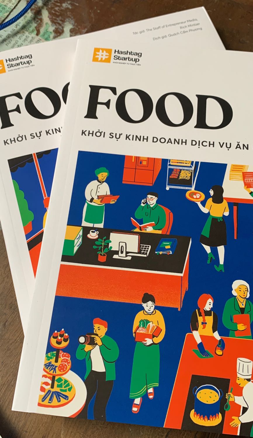 Sản phẩm còn nguyên bọc (ảnh là sau khi đã bóc), chất lượng giấy tốt, nội dung dc chọn lọc và cập nhật thông tin mới nhất 
Tiki giao hàng rất nhanh, thực sự rất hài lòng với dịch vụ của Tiki trong đợt dịch lần này! Điểm 10 chất lượng!!! 👍🏻👍🏻👍🏻