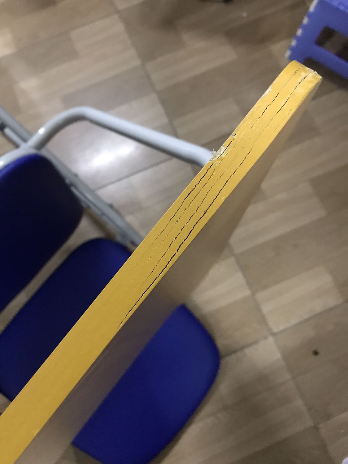 Không biết do khâu vận chuyển hay sao mà cạnh bàn mình bị như vầy ạ?